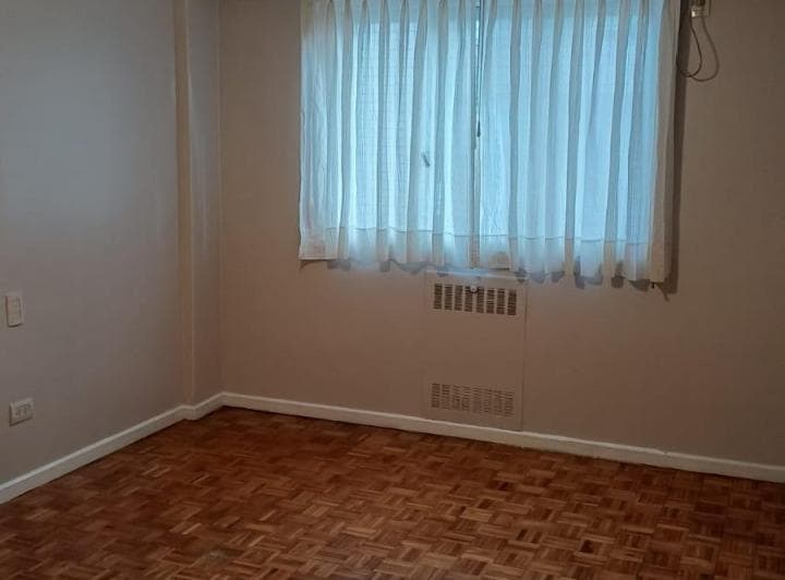 Excelente 4 ambientes al frente con balcón. Calefacción central.  120m2. Amplio 