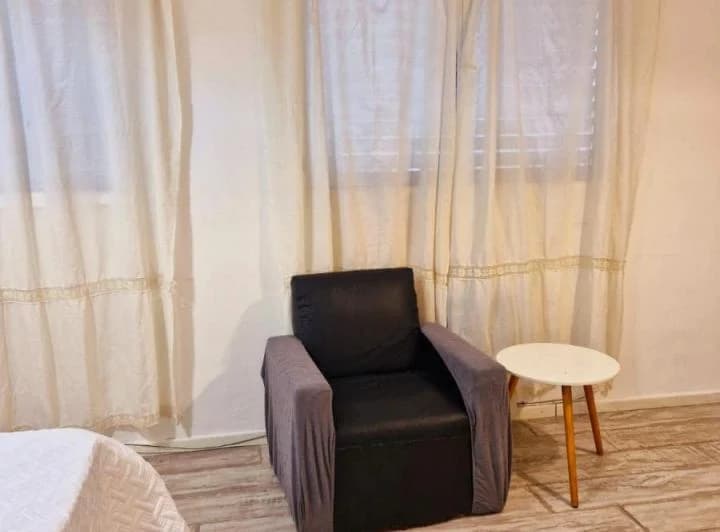 Dueño Directo Alquila
Amplio Monoambiente
Con Muebles
Gascón 1164, Piso 2
(