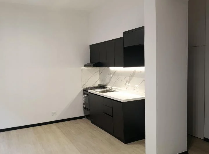 Excelente PH de 2 ambientes y medio al frente reciclado a nuevo. Listo para muda
