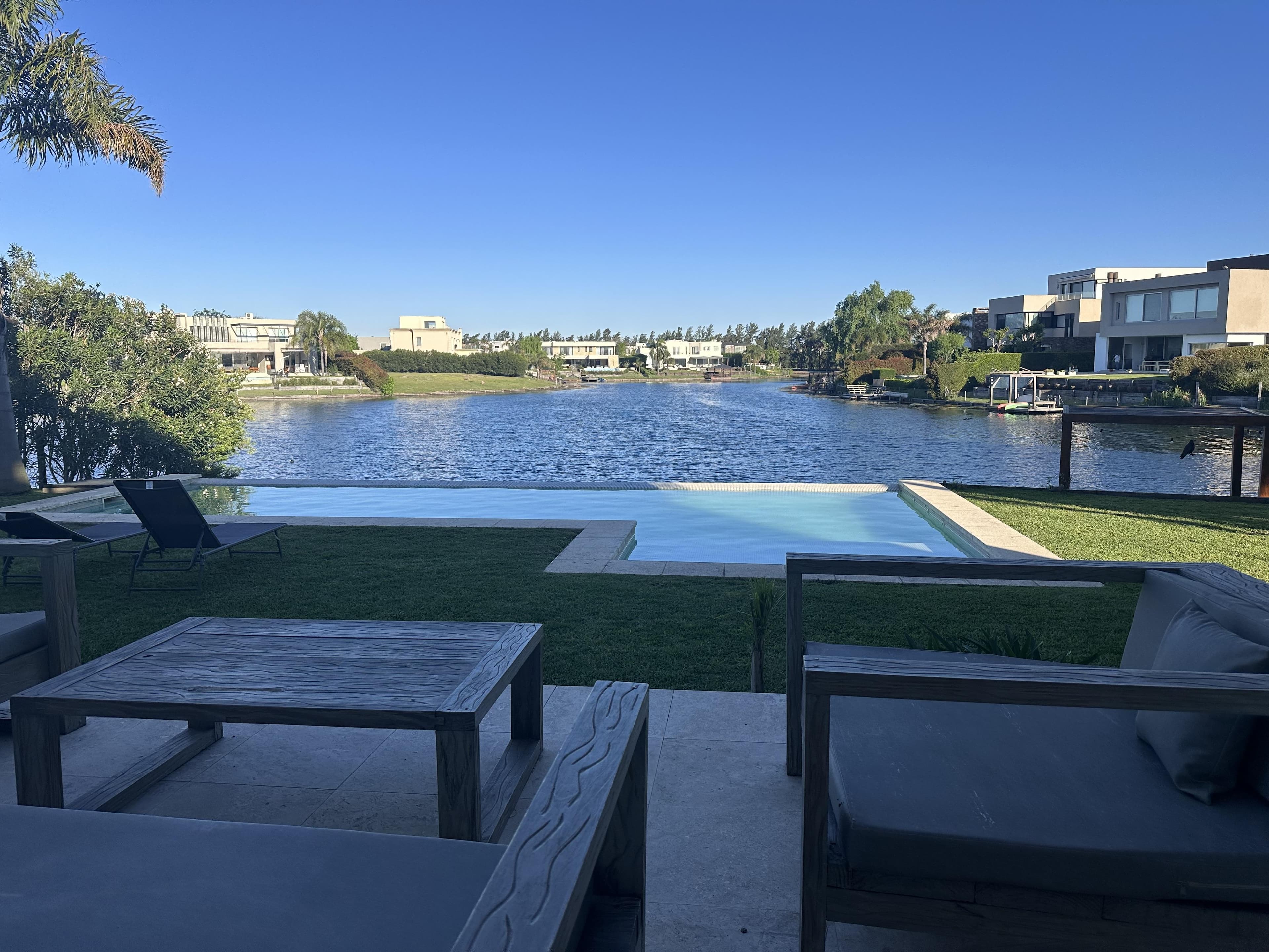 Los Alisos  casa con 4 dormitorios al agua en Nordelta, alquiler con muebles. Anual o temporal. - 1