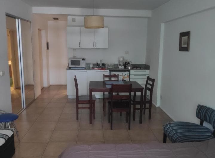 Excelente ubicación. Departamento de un ambiente al frente con balcón ubicado a 