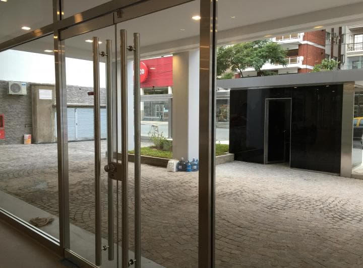 Ubicado en Caballito, sobre la Avenida José María Moreno, este departamento de 3