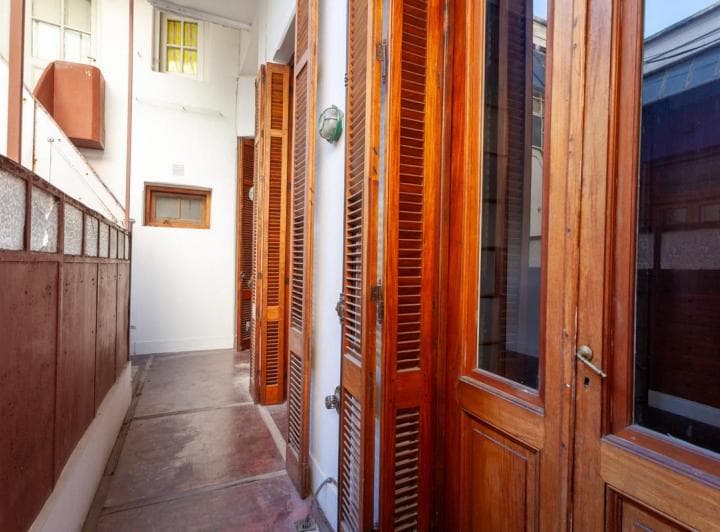 Excelente Departamento en Recoleta en primer piso por escalera. Completamente re