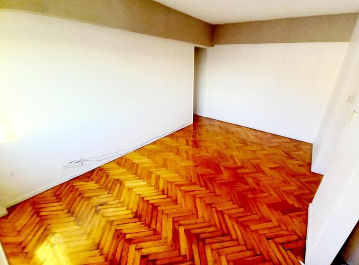 Disfrutá de la serenidad, silencio y el confort en este impecable departamento u