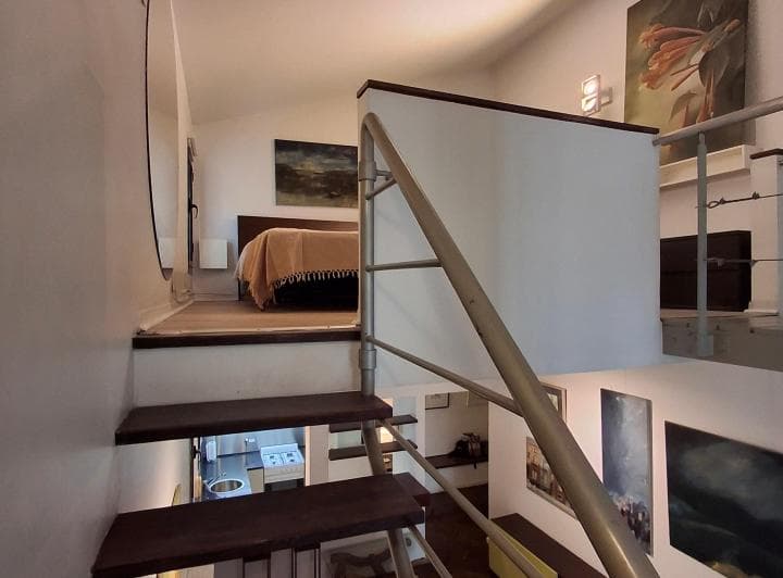 Es un amplio, moderno y cómodo departamento tipo loft con entrepiso y detalles a