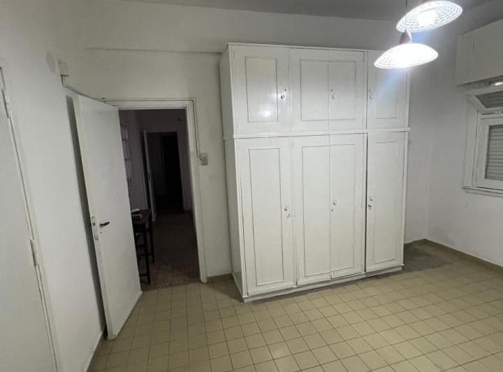 Se trata de un departamento de 3 ambientes en segundo piso por escalera con un a