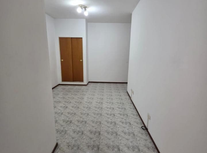 El departamento cuenta con un placard embutido, cocina dividida con una cocina a