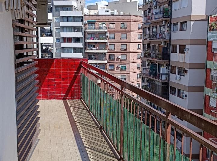 Excelente departamento de 3 ambientes, piso 6º al frente con amplio balcón corri