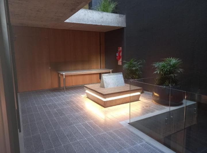 Alquilo dos ambientes muy luminosos, con balcón de 8,20 mts.
En corredor Donado,
