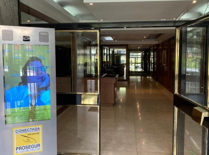 Hall Entrada con Totem Seguridad