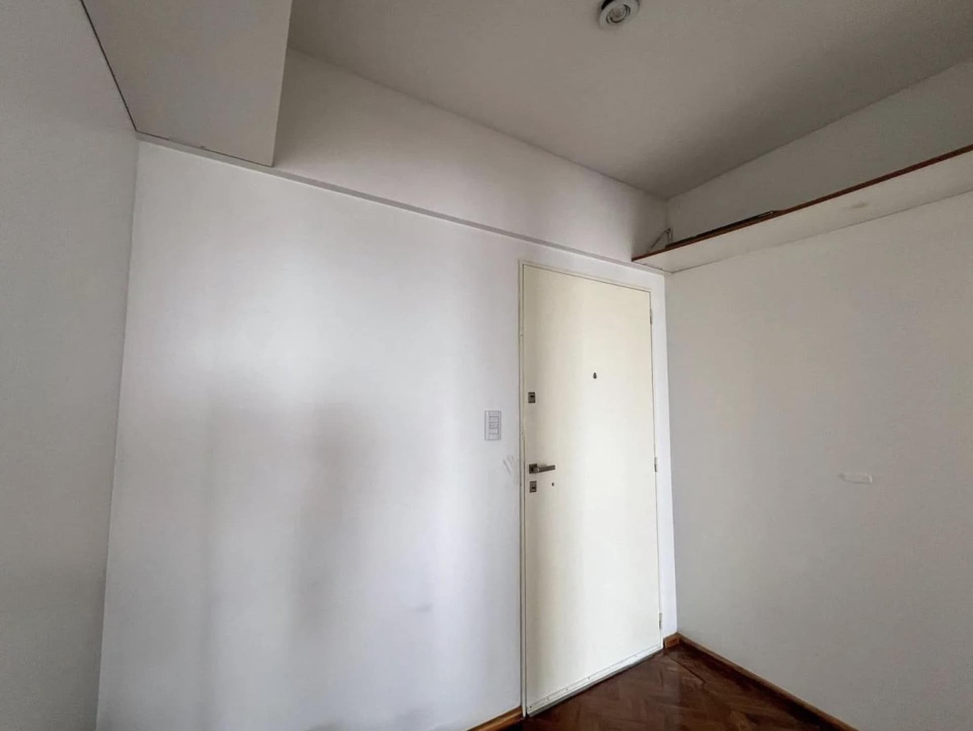 Pasillo de entrada al departamento con puerta principal