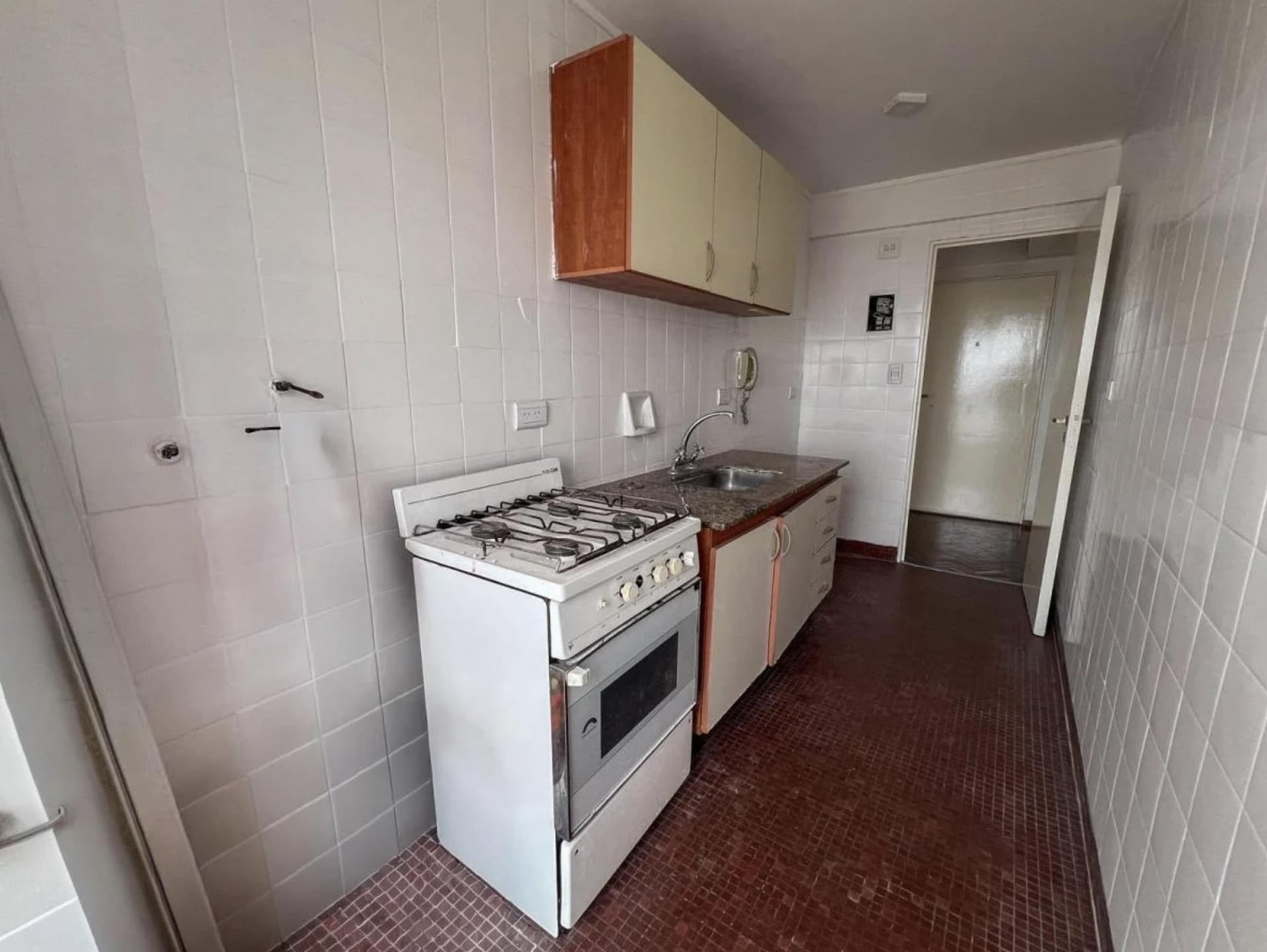 Cocina con mesada, bacha, anafe a gas y alacenas