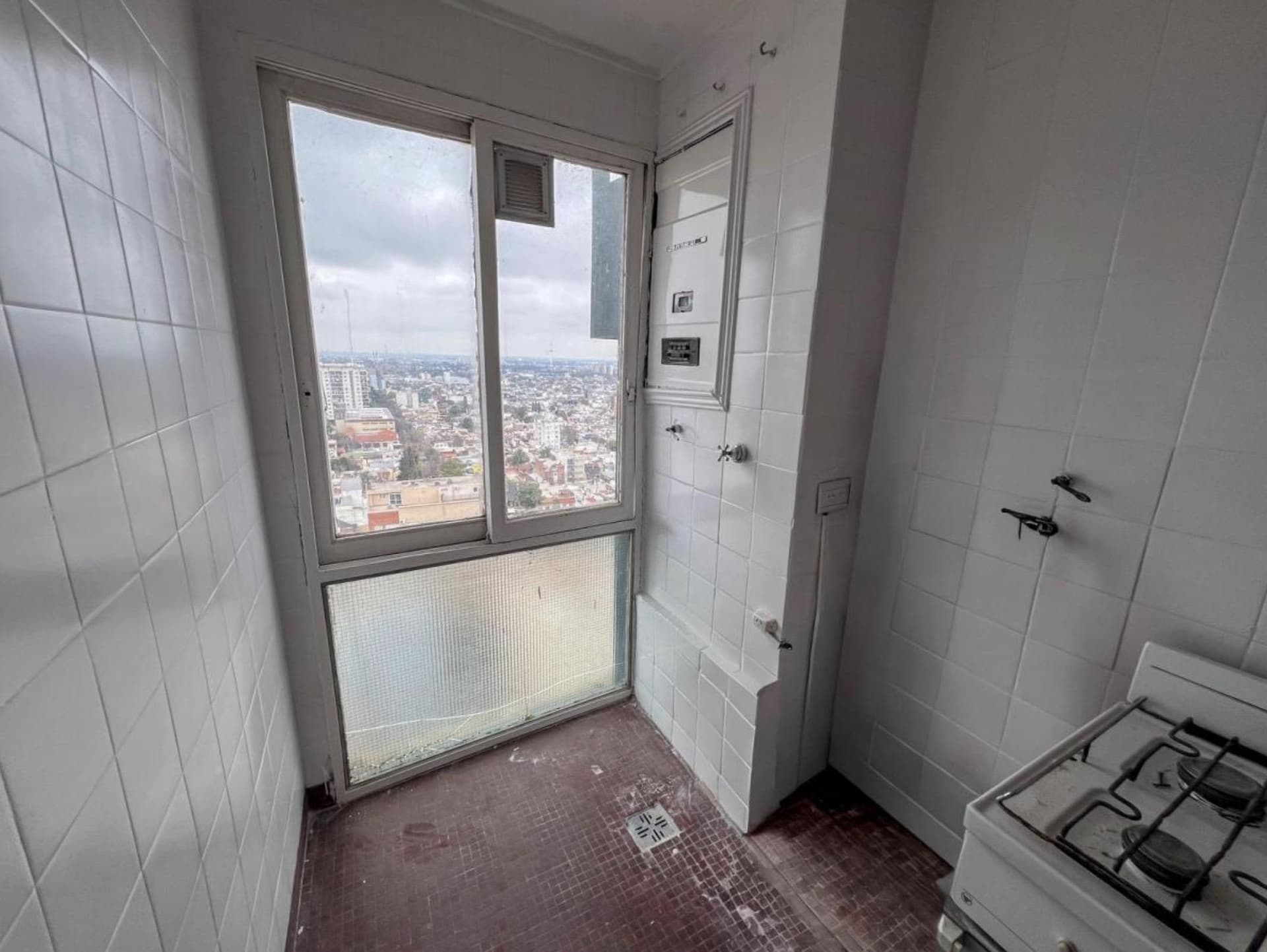 Lavadero con ventana y conexiones para lavarropas