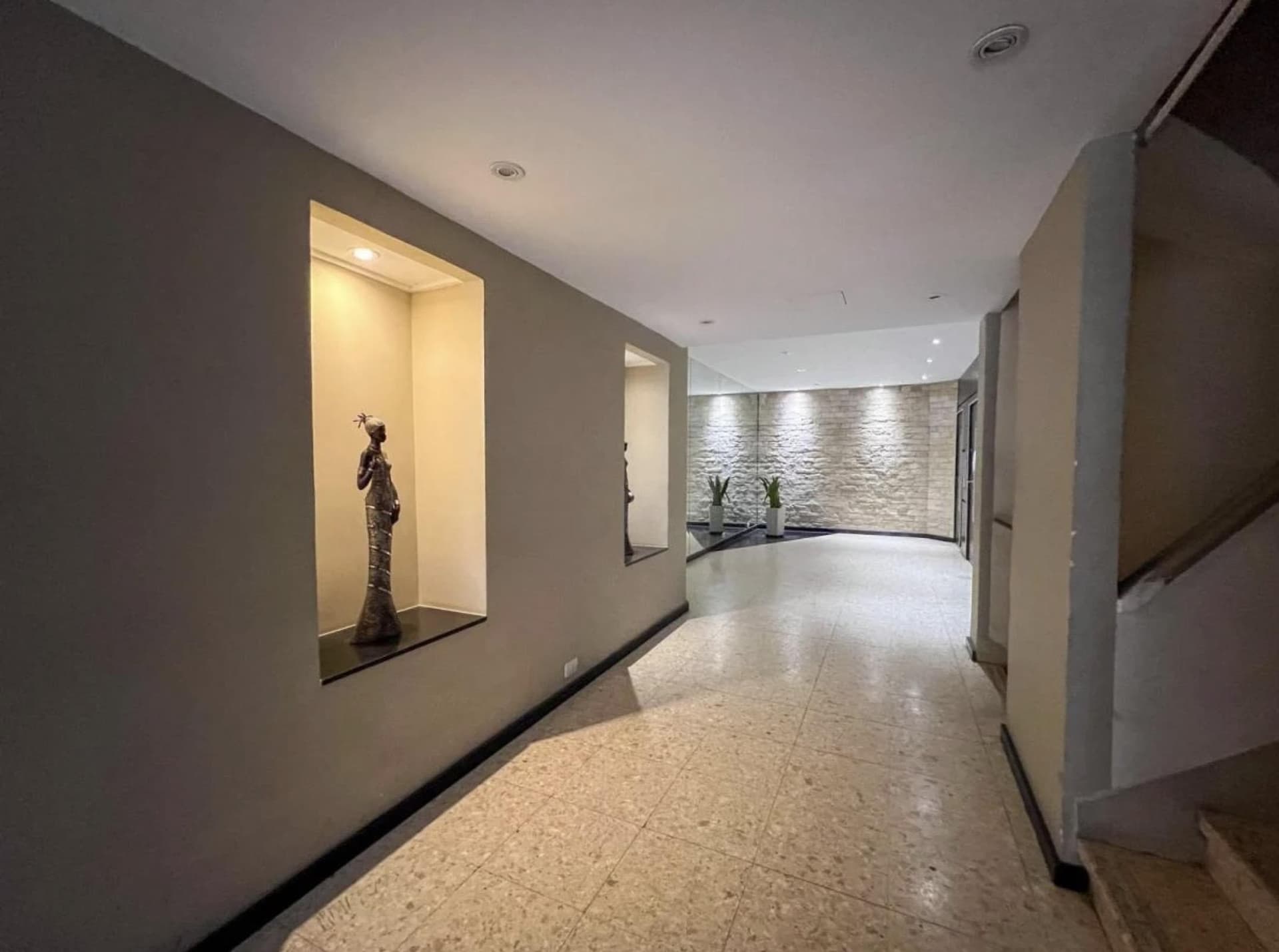 Hall de entrada del edificio con decoración y espejos