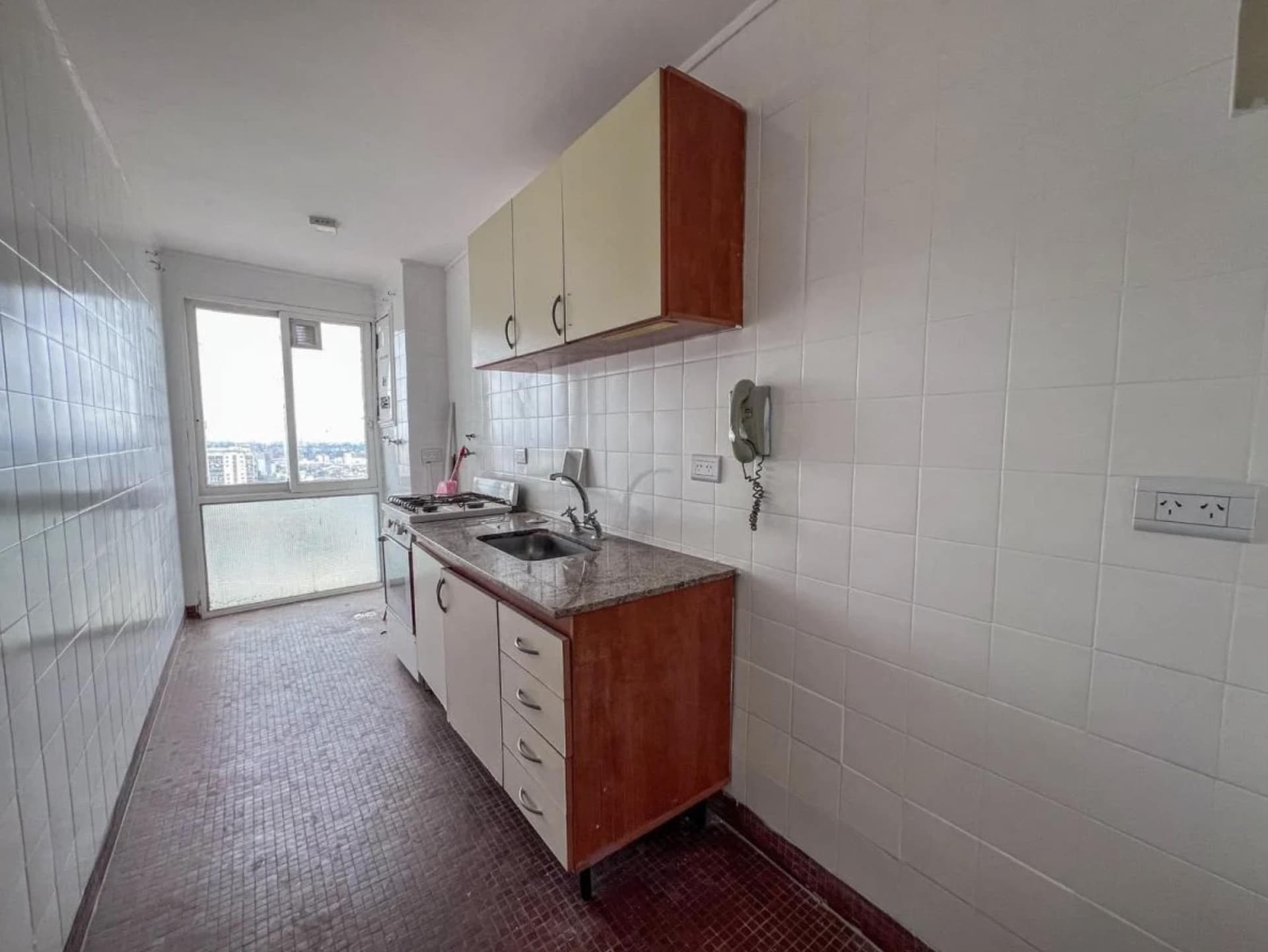 Cocina con mesada de granito, bacha y anafe
