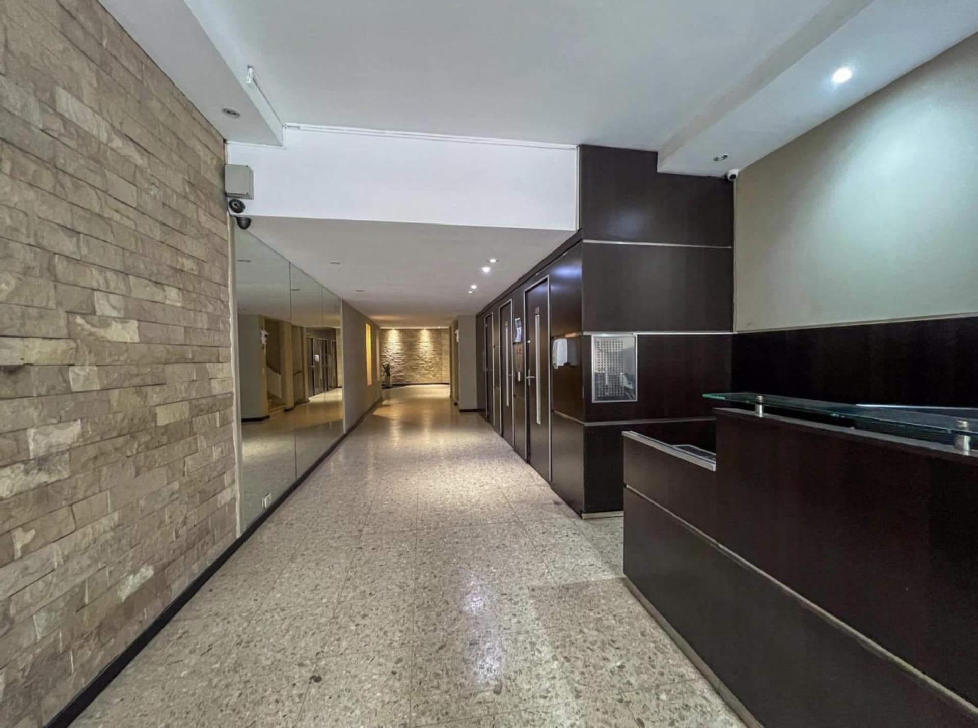 Hall de entrada del edificio con recepción