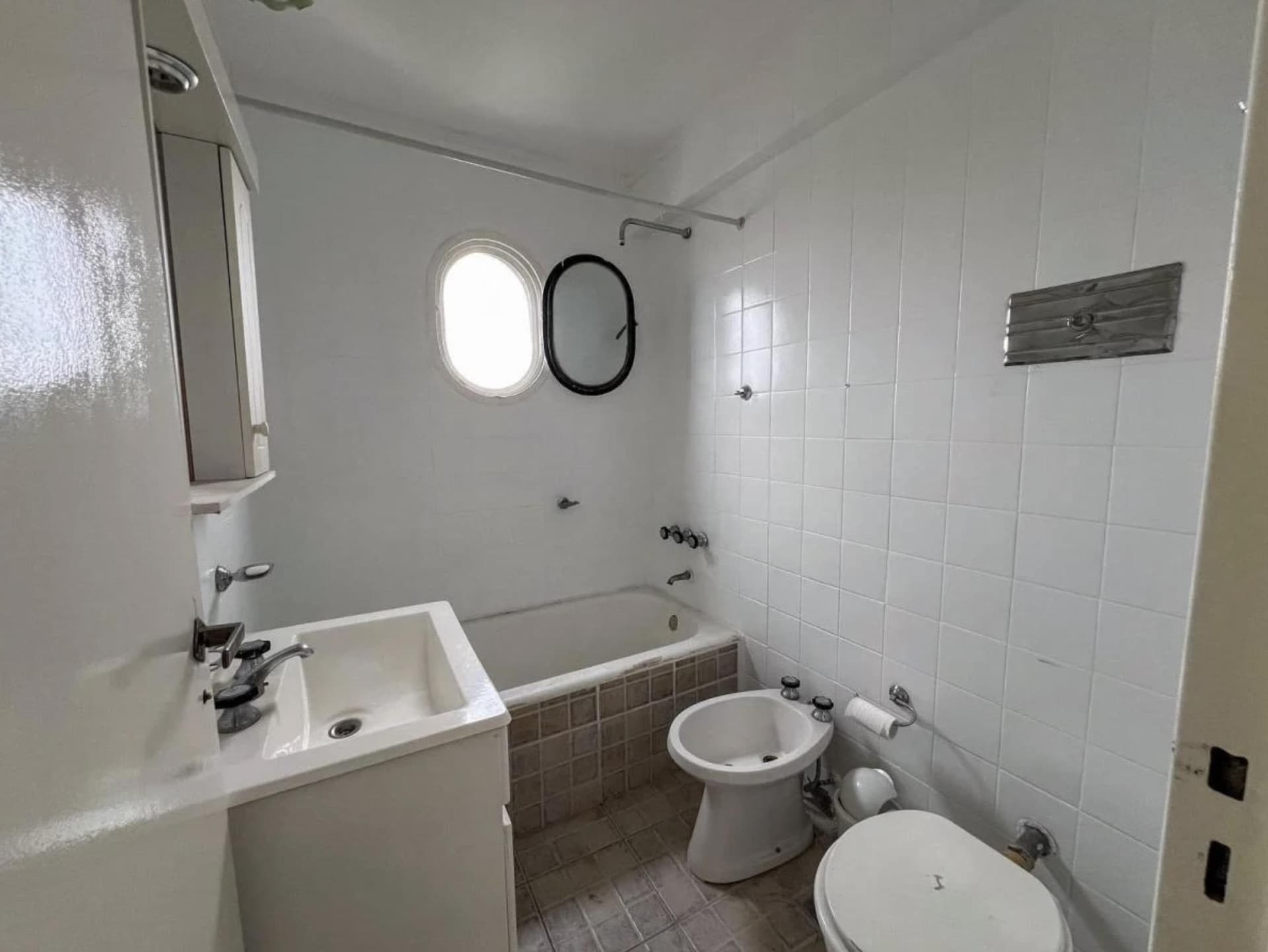 Baño completo con bañera, bidet, inodoro y vanitory