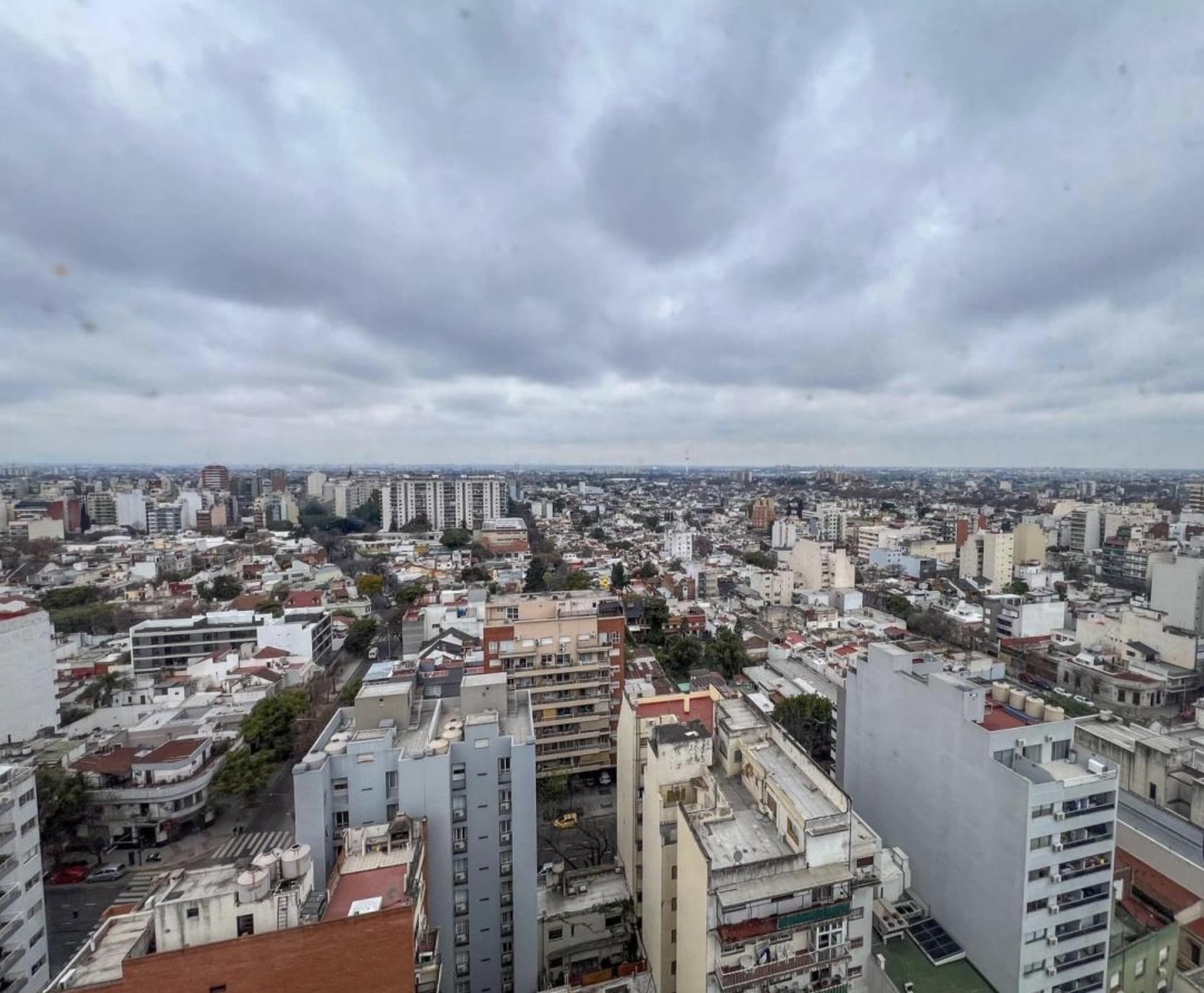 Vista panorámica de la ciudad y edificios desde la ventana