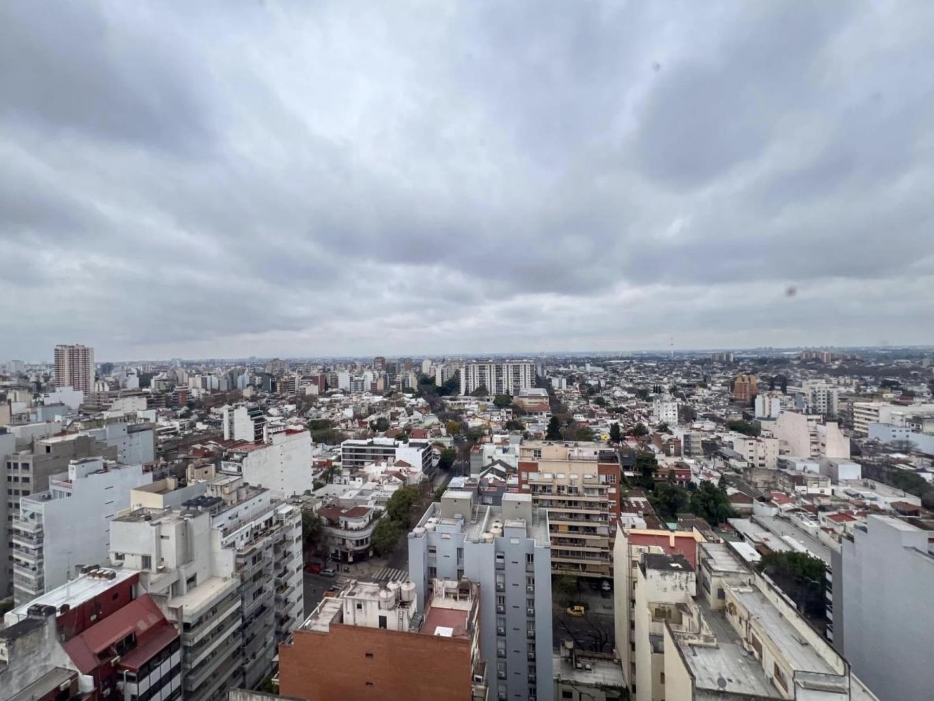 Vista de la ciudad con edificios y cielo nublado