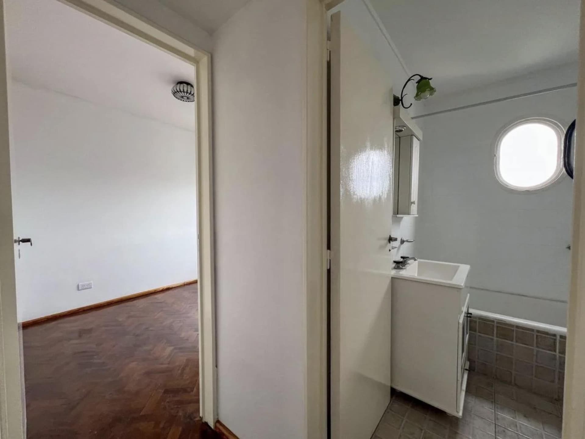 Pasillo que conecta el dormitorio con el baño