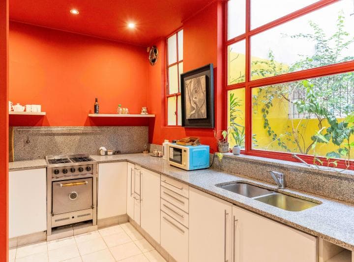 Departamento en alquiler en primer piso con patio y ascensor.
Totalmente amoblad