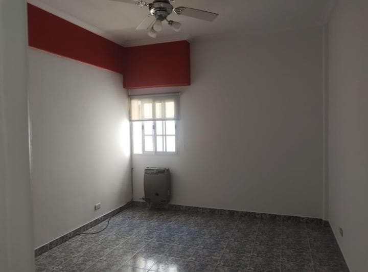 Se ofrece en alquiler un excelente departamento de 2 ambientes amplios, caracter