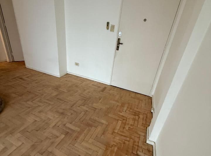 Amplio living comedor con pisos de madera reciclados con salida al ambiente únic