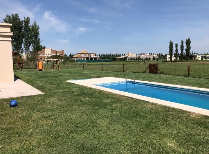 Hermosa casa estilo campo ubicada en Club de Campo Cruz del Sur, sobre corredor 
