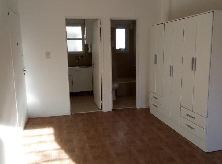 Monoambiente en alquiler en Núñez.
Cuenta con una cama, un placard.

Excelente u