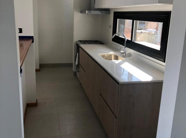 El pequeño y tranquilo edificio donde está ubicado el departamento, se encuentra