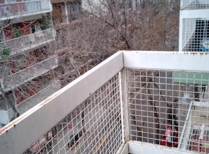 Muy luminoso depto de 2 amb, en un piso 5 al frente, con balcón casi en la esqui