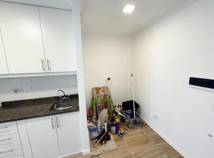 Cocina con mesada, bacha, alacenas y espacio para guardado de elementos.