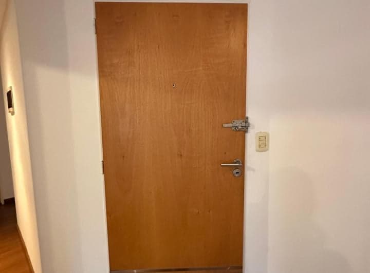 Puerta del departamento con traba de seguridad