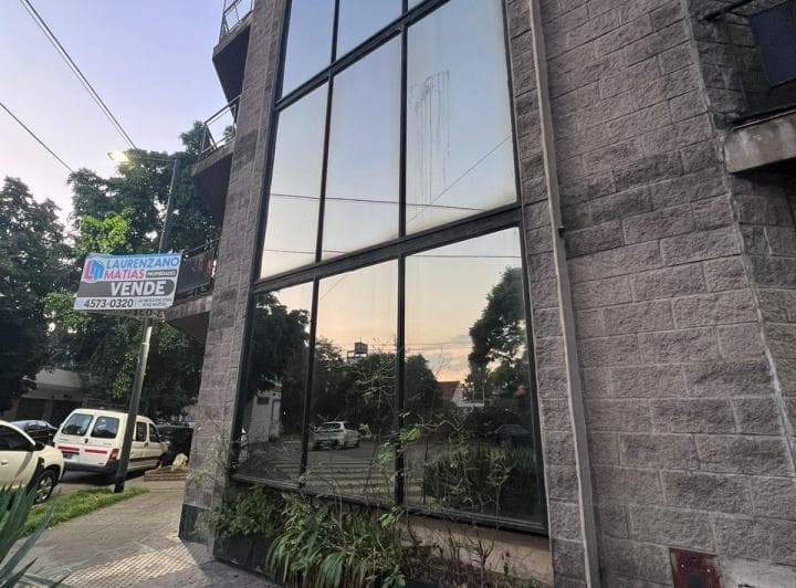 Departamento de 2 ambientes, amplio  (posibilidad de dividirlo en 3), al frente 