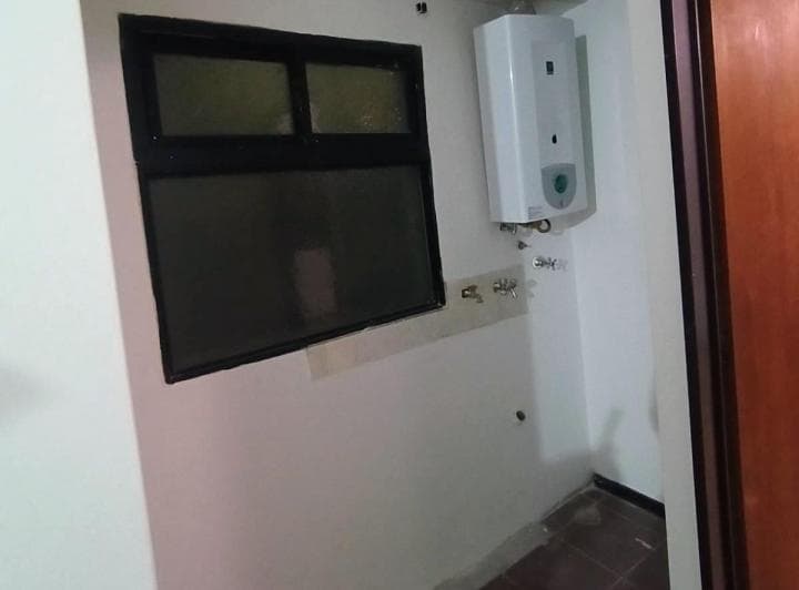 Departamento de 2 ambientes, amplio  (posibilidad de dividirlo en 3), al frente 