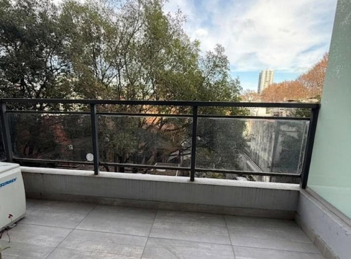 • Unidad y edificio: Muy luminoso con vista verde y balcón corrido y ventanal co