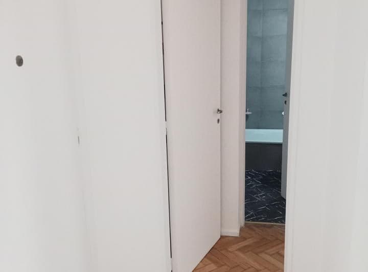 puerta que separa living de dormitorio
