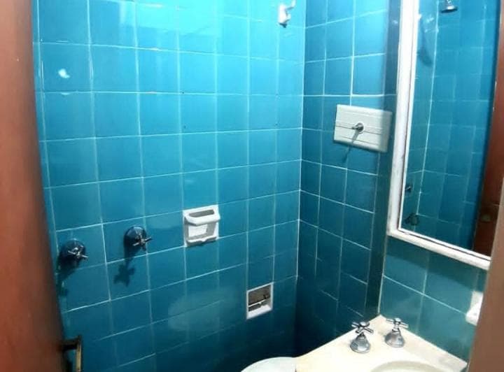 DISPONIBLE
Ubicado en Cuba y Mendoza.
Antiguo, muy luminoso y amplio.
2do piso,