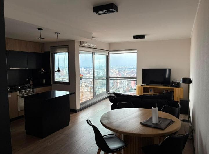 Dueño directo alquila departamento de 3 amb remodelado.
Cocina con isla de marm