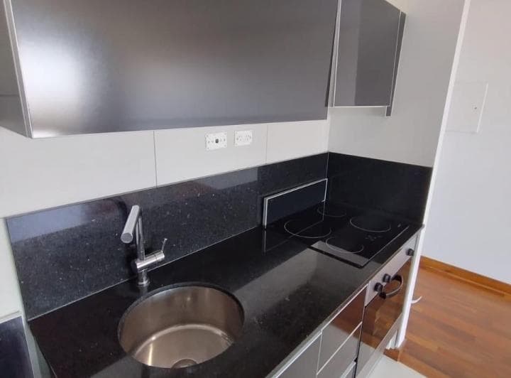 Hermoso Departamento vista abierta, excelente estado.
Living comedor con cocina