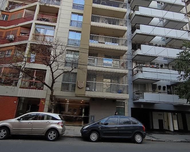 Dos ambientes al frente muy luminoso. Cocina integrada al living con salida al b