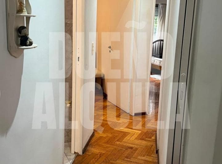 Pasillo de distribución con piso de parquet, conduce a dormitorios.
