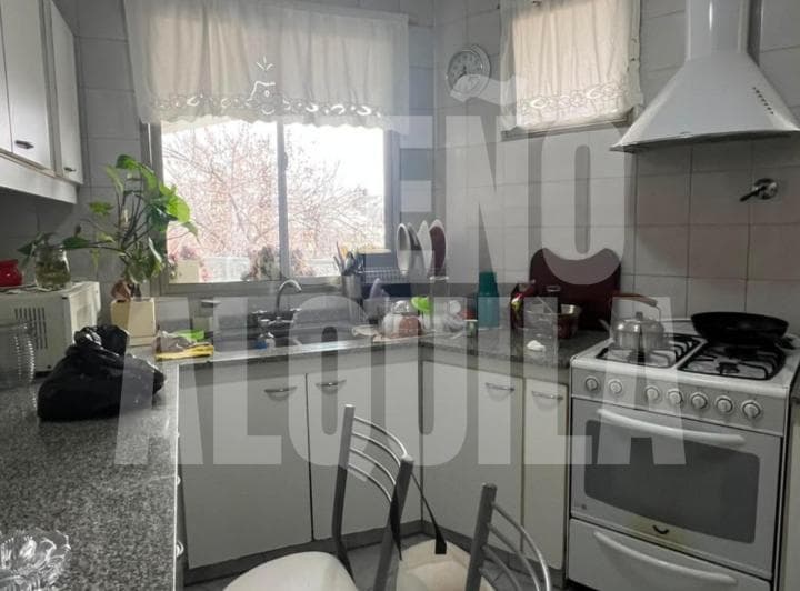 Cocina con mesada, bacha, anafe y alacenas superiores e inferiores.
