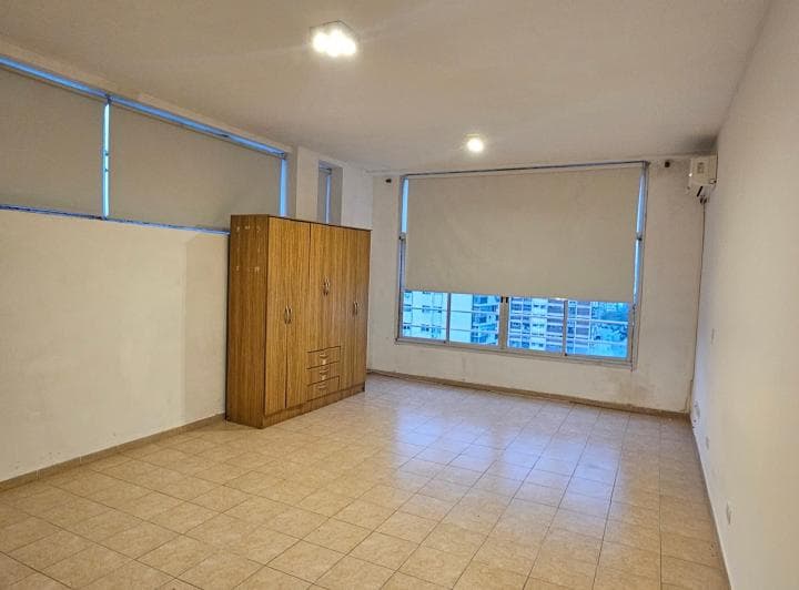 Departamento de un ambiente muy amplio, en piso alto, contrafrente, con excelent