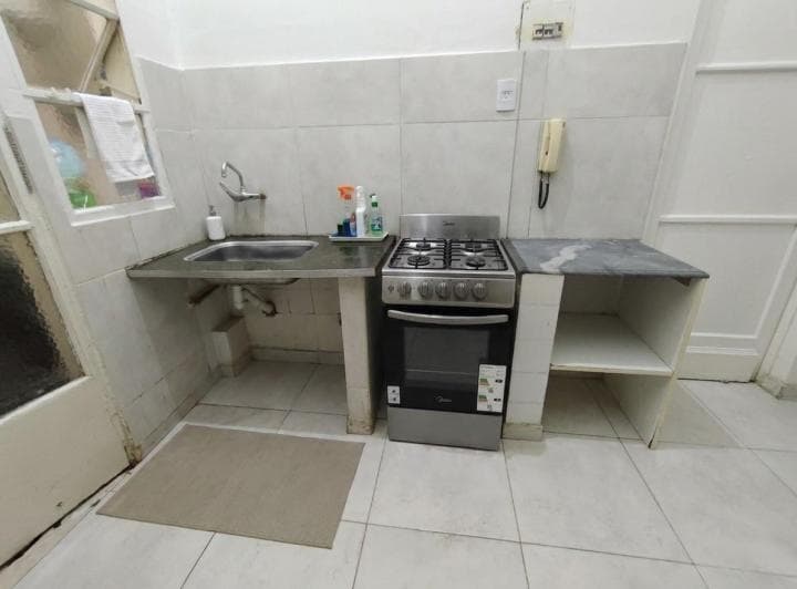 Tiene la posibilidad de cuatro cuartos
El departamento se entrega pintado. Está 