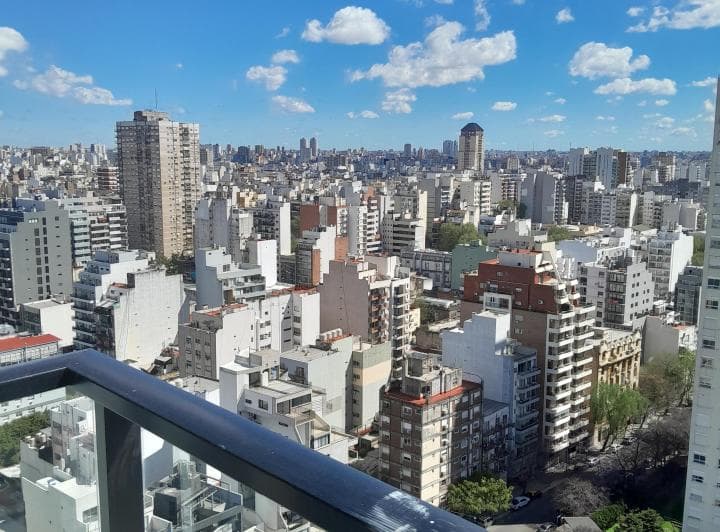 Esta ubicado enfrente del shopping Abasto, a 50 metros de un hipermercado Coto, 