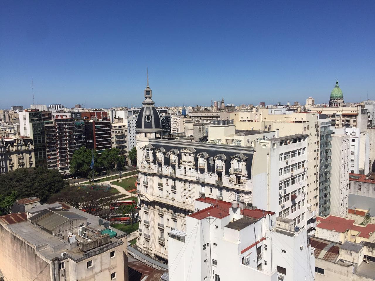 Vista de la ciudad con edificios y cielo despejado.