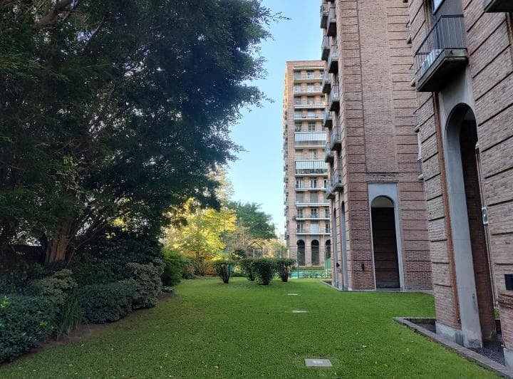 Torre Brunetta rodeada de jardines, piso alto. Ubicación privilegiada en Bajo Be