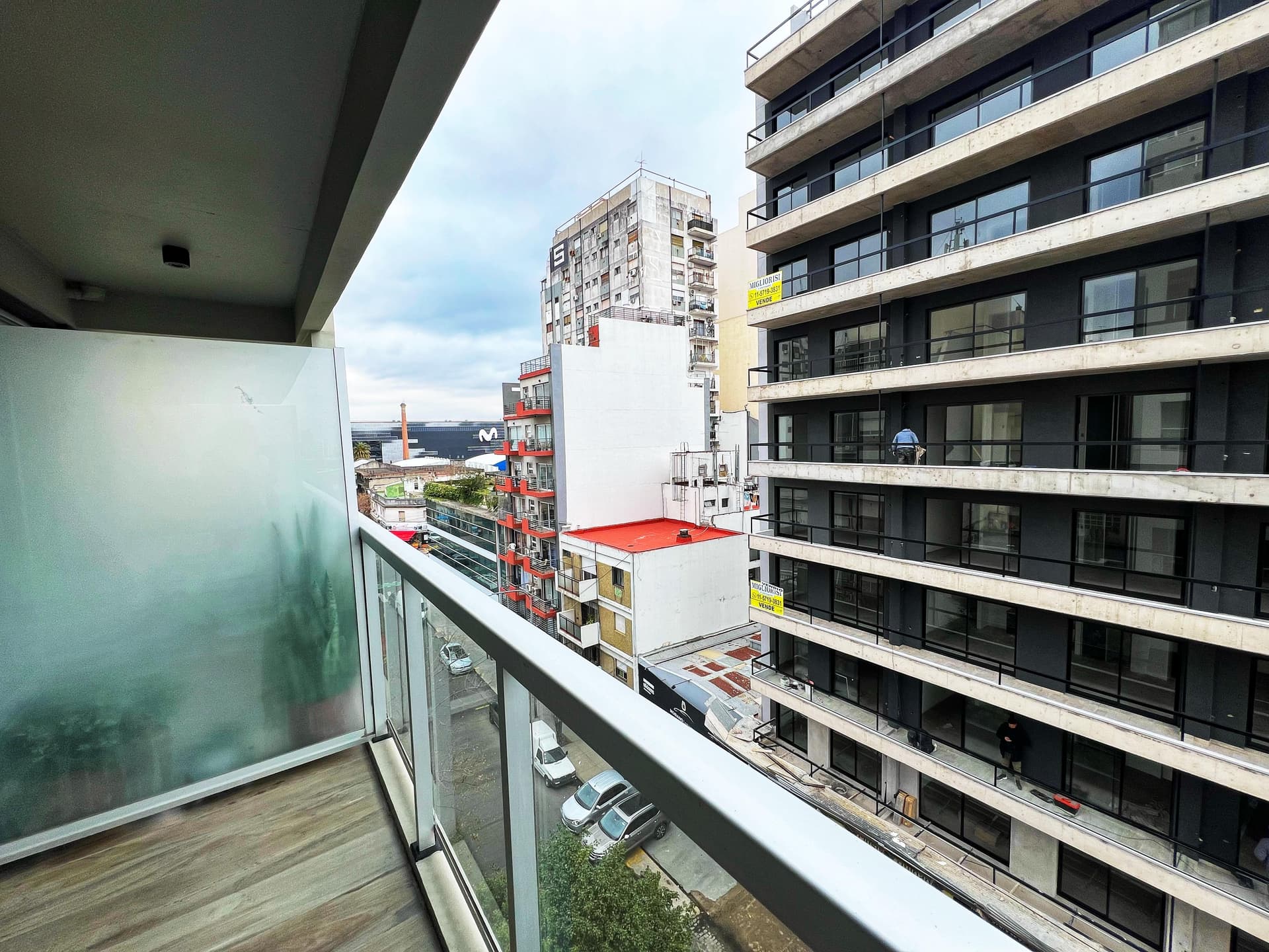 Vista desde el balcón a la ciudad, edificios altos y la calle.