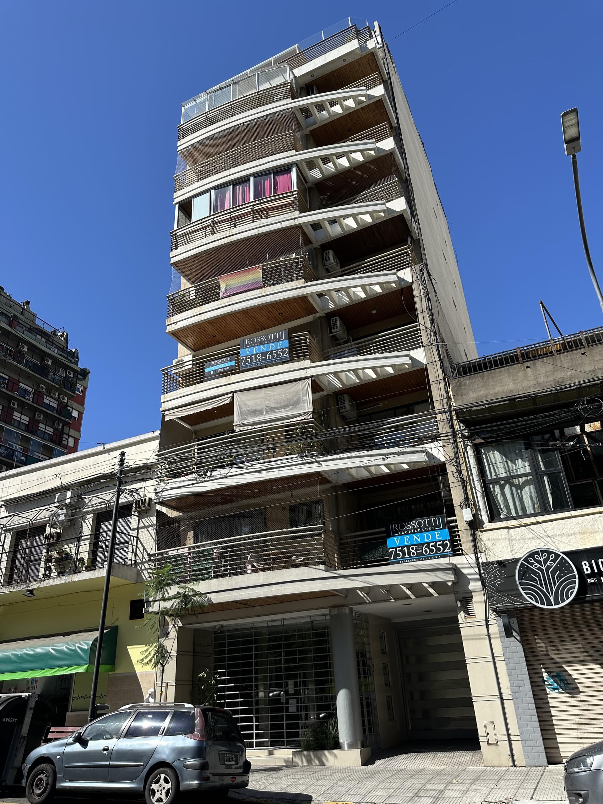 Edificio de departamentos visto desde la calle, con balcones.